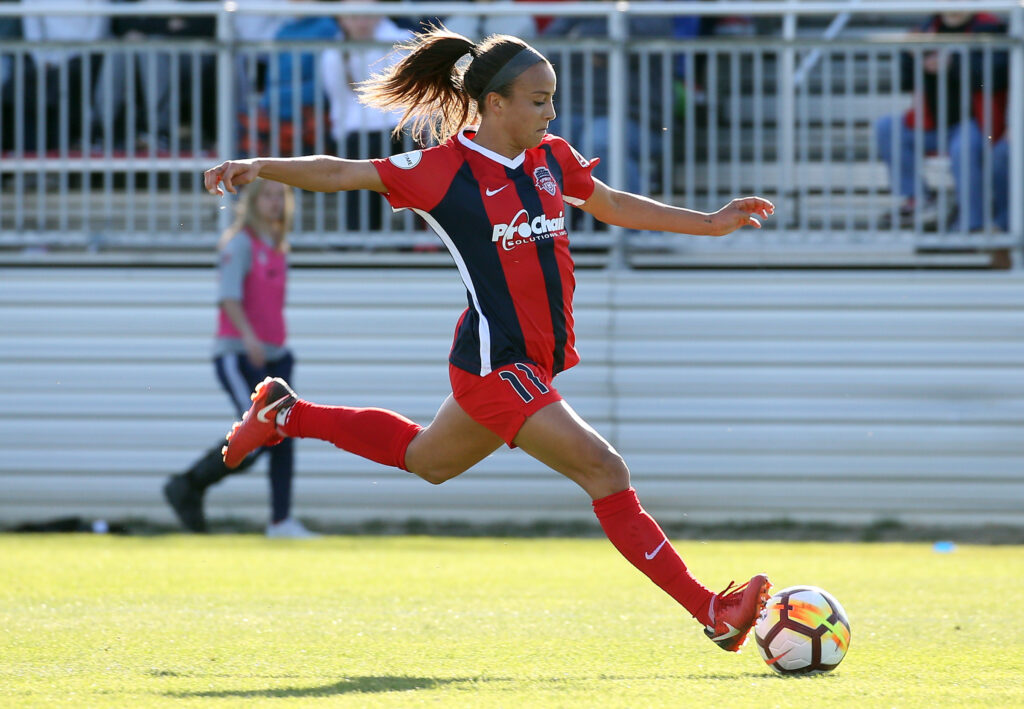 Mallory Pugh, Rose Lavelle throw first pitch