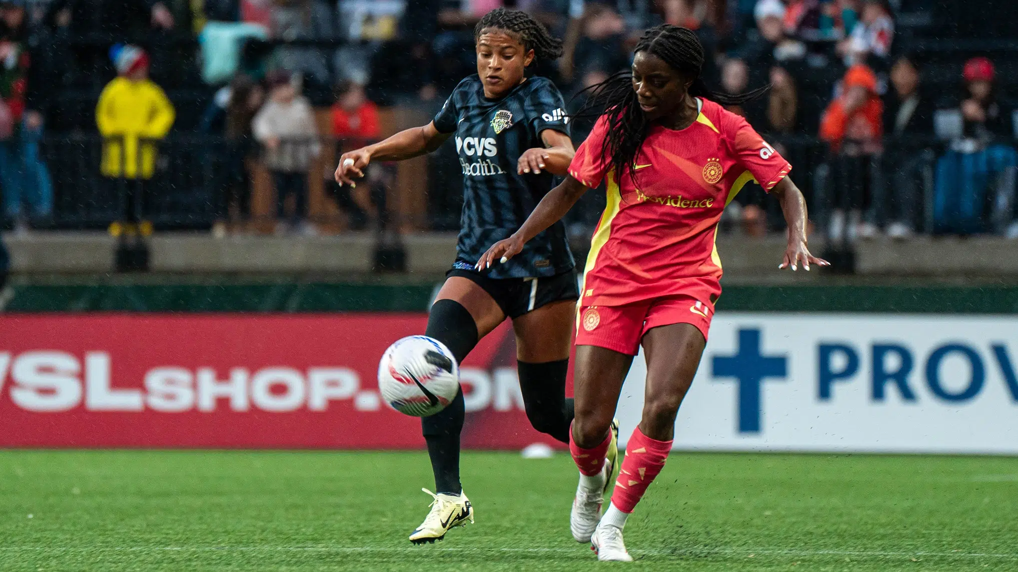 Croix Bethune dribbles the ball past a Thorns defender.