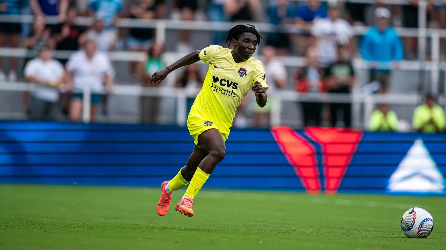 Rosemonde Kouassi sprints after the ball.