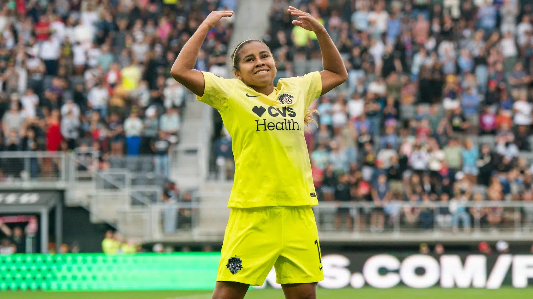 Leicy Santos in yellow celebrates.