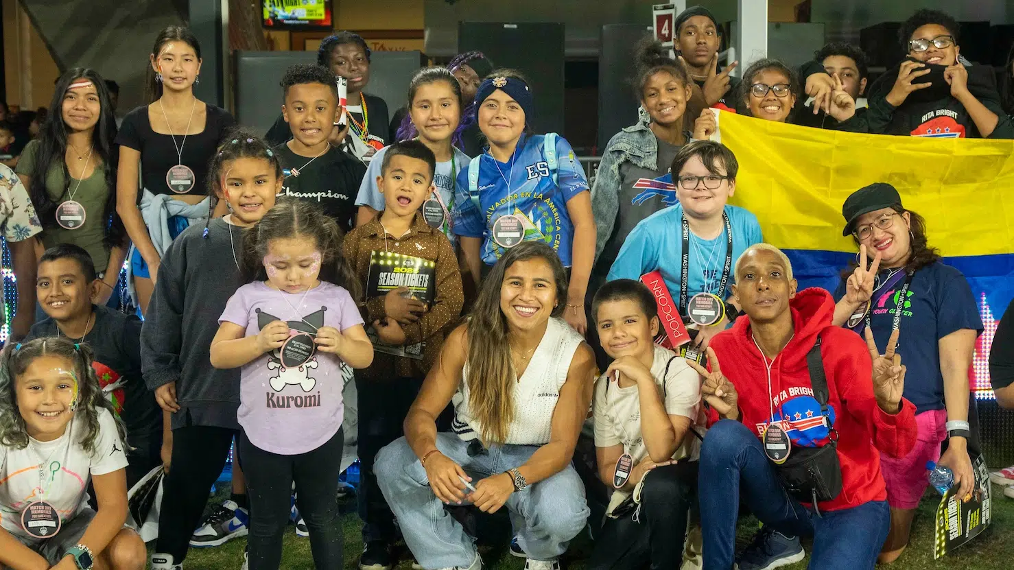 Leicy Santos with a group of Colombian fans.