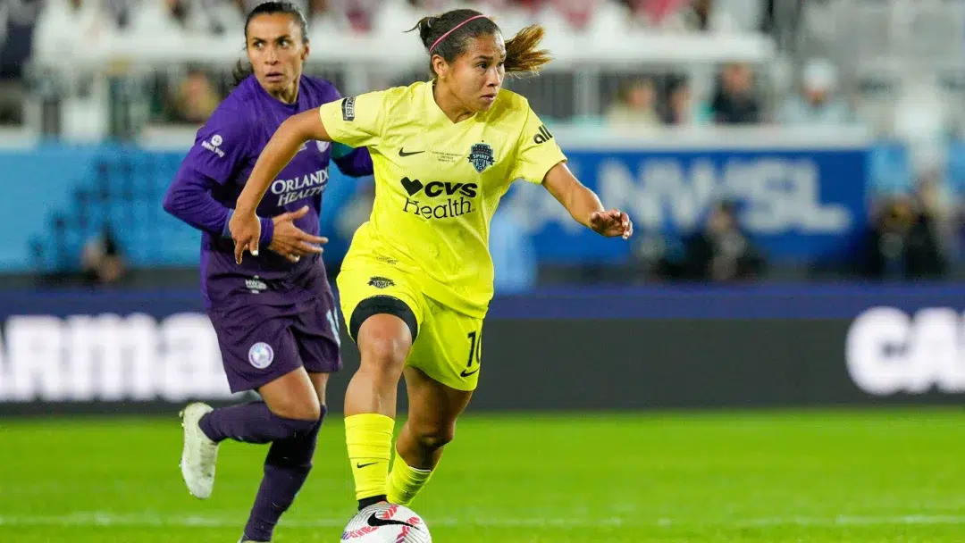 Leicy Santos dribbles with Marta behind her.