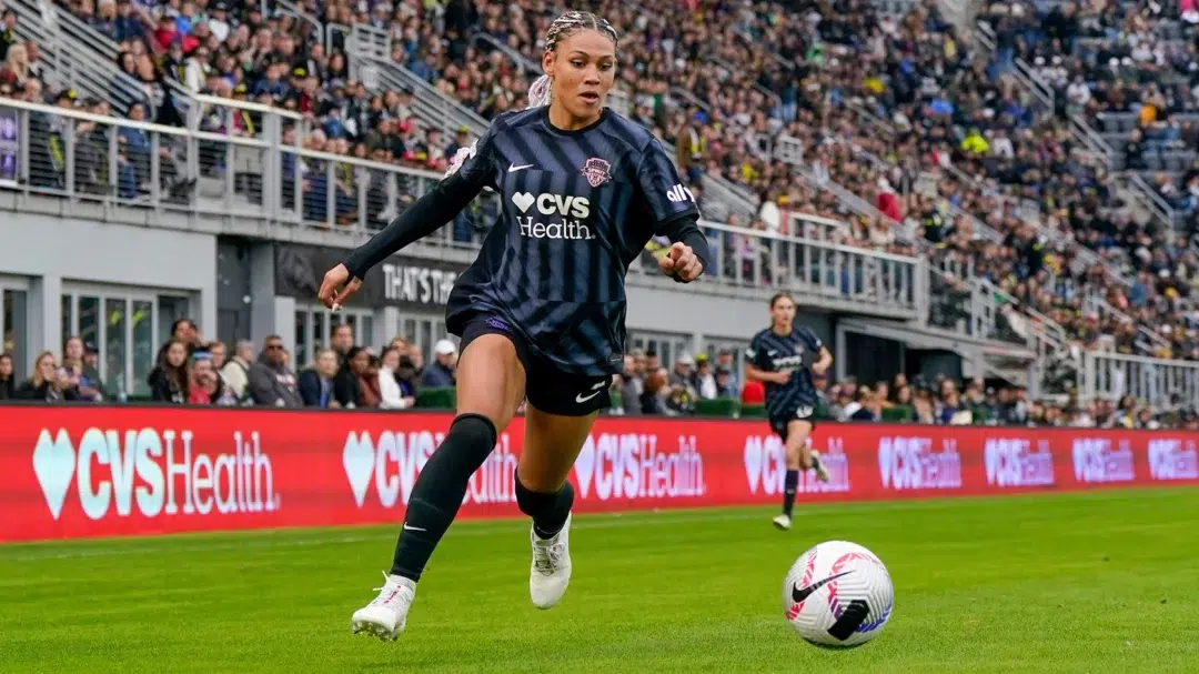 Trinity Rodman dribbles the ball.