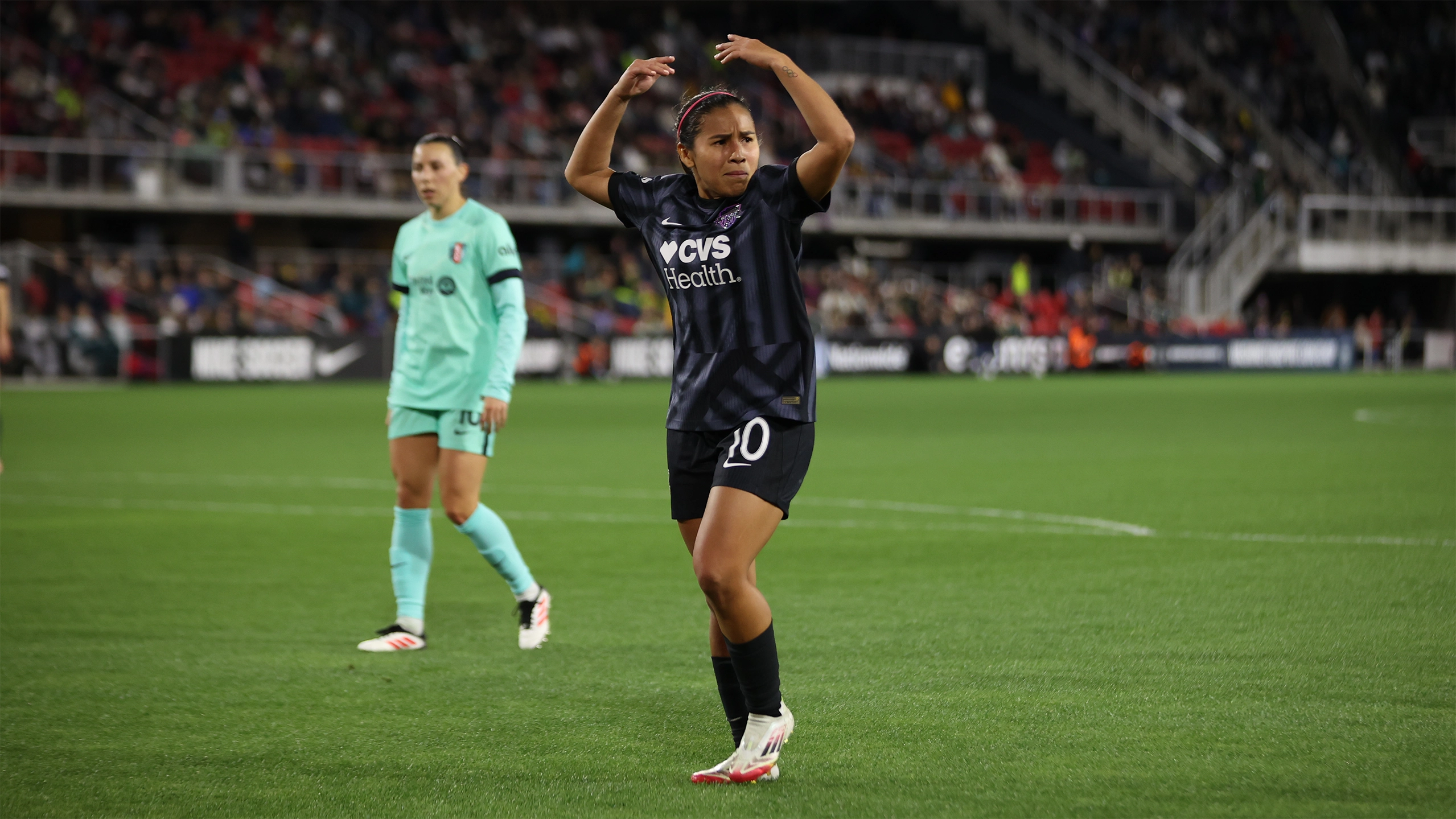 Leicy Santos raises her arms