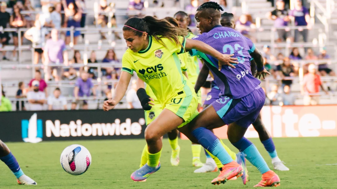 Leicy Santos dribbles the ball past an Orlando Pride player.