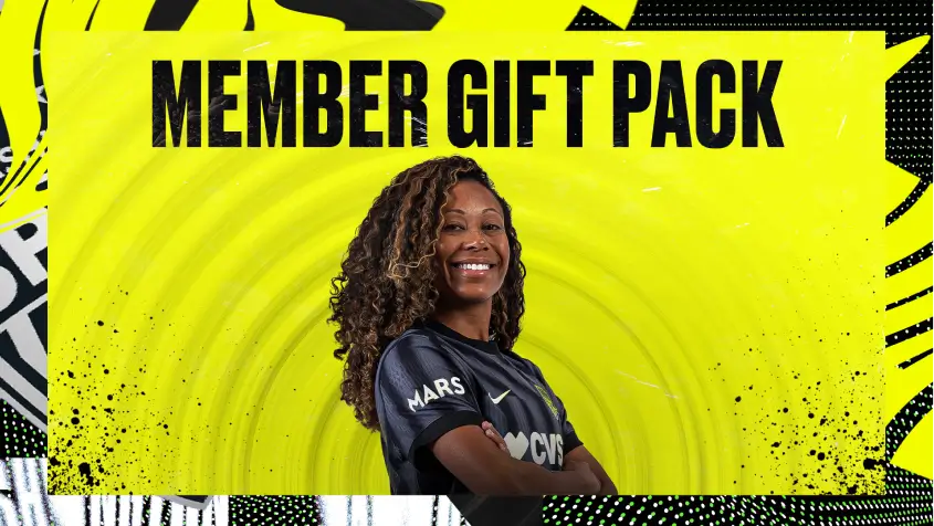 A player posing with "member gift pack"